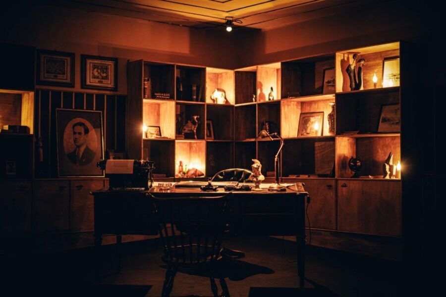 Lisboa - A Morte do Corvo, new immersive theatre, not spoken - How the actors guide you without talking