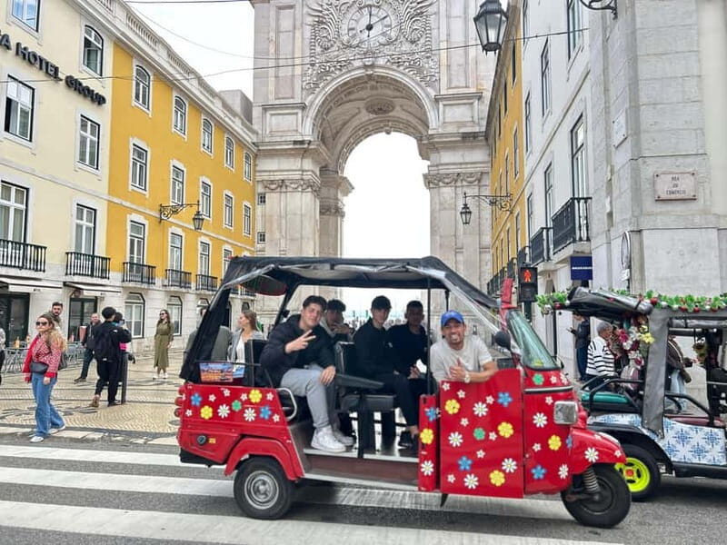 Lisboa: Tuk Tuk ride in Alfama & pick-up you at the hotel. - Baixa, Graça, and Mouraria: the view corridors you want for photos