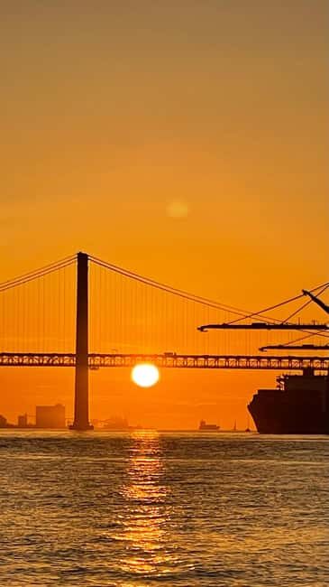 Lisboa:Sunset Sailing Tour at Tagus River with welcome drink - Monument to the Discoveries: A Waterfront View That Makes It Make Sense