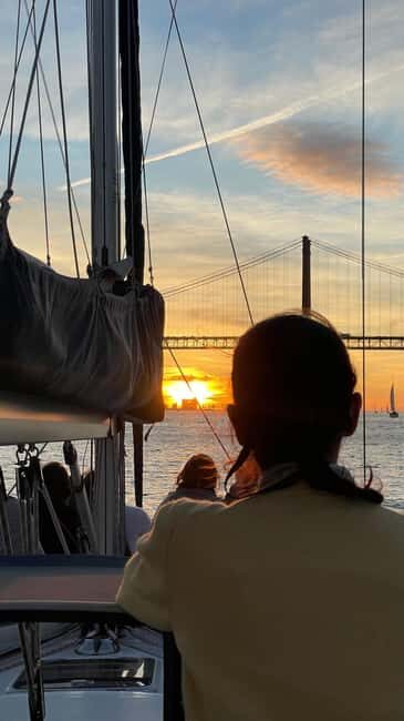Lisboa:Sunset Sailing Tour at Tagus River with welcome drink - On-Board Comfort: Welcome Drink, Snacks, Blankets, and Easy Extras