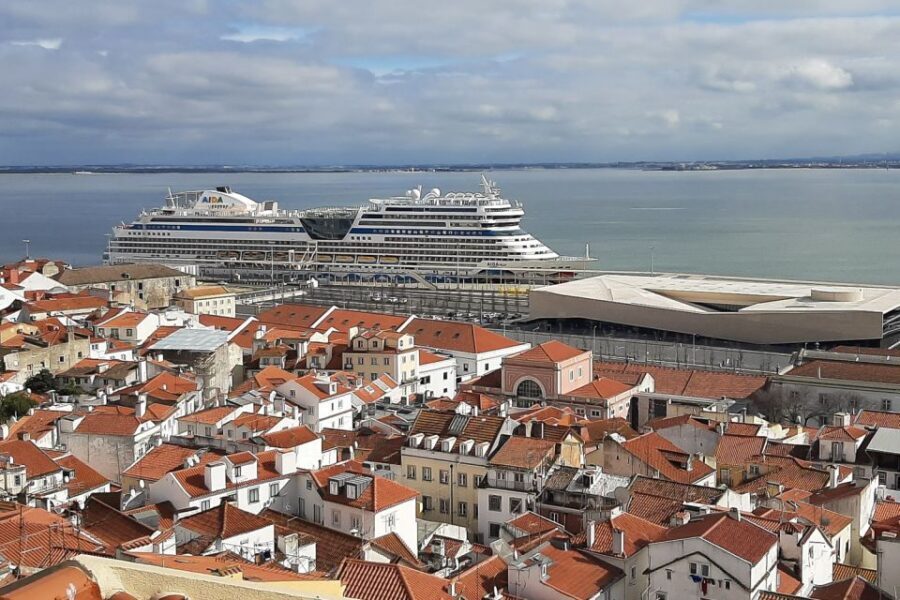 Lisbon: 1,5 Hours Historical Tuk Tour for Two Persons. - Personal guiding: the difference between facts and a story
