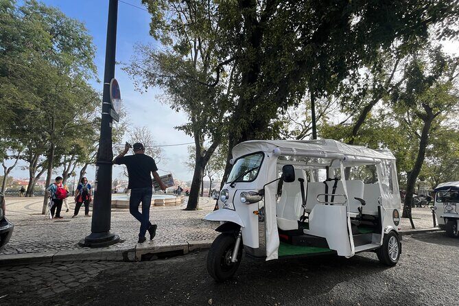 Lisbon 1h30 Tuk-Tuk Tour: The best way to visit the city - Alfama, Castelo, and Mouraria: narrow streets where buses can’t go