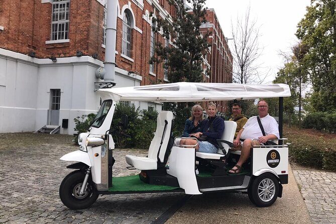 Lisbon 1h30 Tuk-Tuk Tour: The best way to visit the city - Sé Cathedral, the Pantheon, and other landmarks seen with context