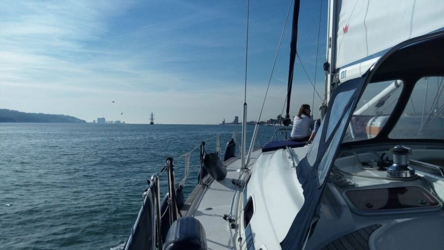 Lisbon: 2-Hour Sailing Yacht Cruise & Guided Tour w/2 drinks - Key highlights at a glance