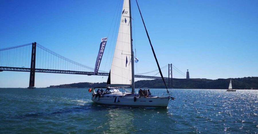 Lisbon: 2-Hour Sailing Yacht Cruise & Guided Tour w/2 drinks - Praça do Comércio Through the Rua Augusta Arch: A Post-Earthquake View by Boat