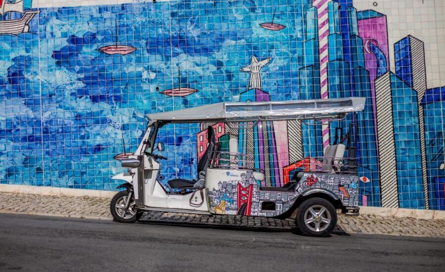 Lisbon: 2h Old Lisbon Tuk Tuk Tour - The complimentary flavor stop: Pastel de Nata or ginjinha