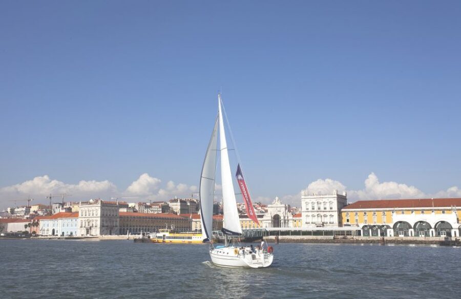 Lisbon 2H Private Tour by SAILBOAT / SAIL or POWER CATAMARAN - Who should book this private sail or catamaran cruise