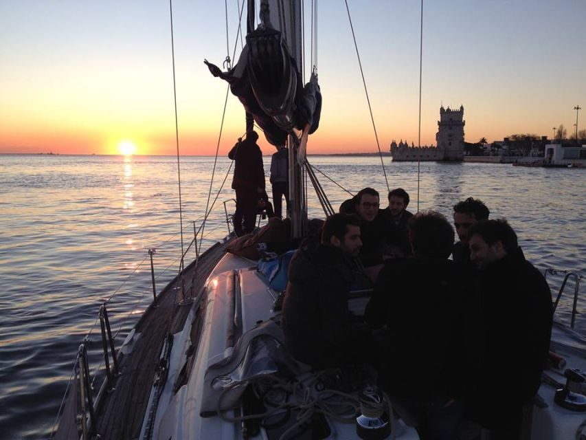 Lisbon 2H Private Tour by SAILBOAT / SAIL or POWER CATAMARAN - Timing tips: choosing the best departure for views and comfort