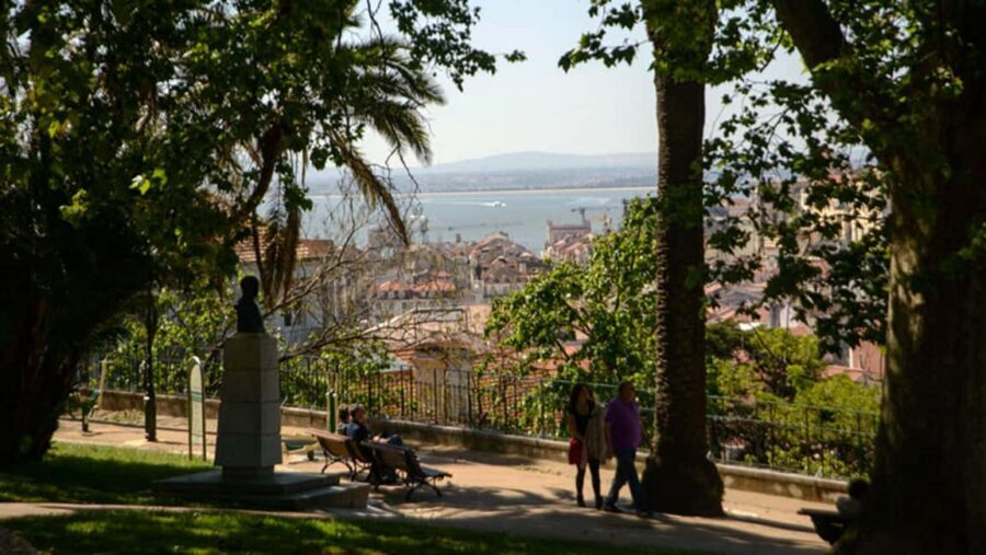 Lisbon: 3h tour in German to all viewpoints with local guide - Quiet panoramas: Penha de França and Jardim do Torel