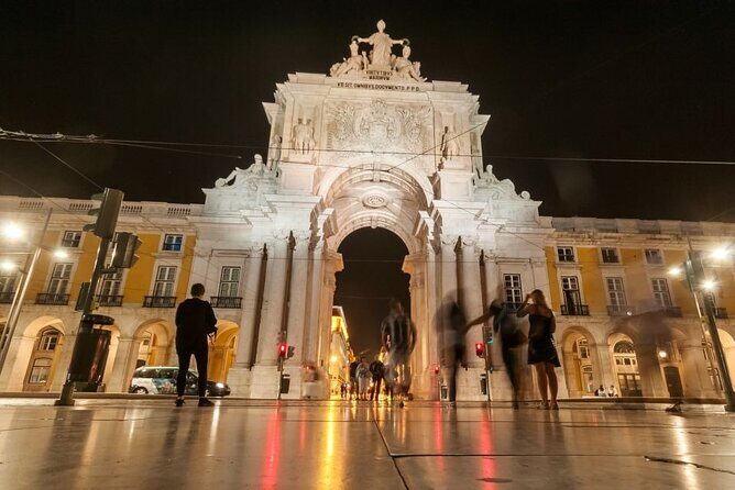 Lisbon: Authentic Fado Show, Dinner and Night Tour - The dinner + Fado show: what to expect from the restaurant side