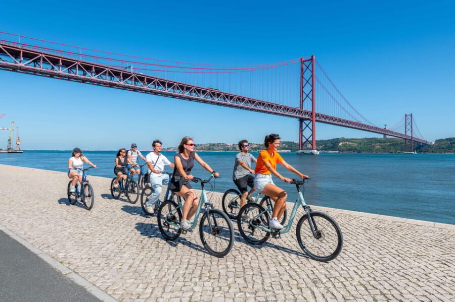 Lisbon Bike Tour: Langs de rivier van Belém naar Lissabon - Storytelling and photo timing: St. Dominic’s Square, Figueira, Pink Street