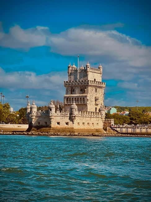 Lisbon: Boat Tour 2:30H w/ Welcome Drink and Snacks - Key highlights to know before you go