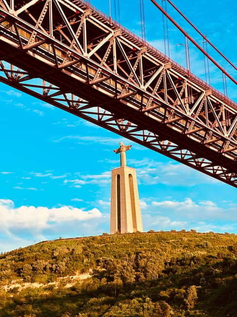 Lisbon: Boat Tour 2:30H w/ Welcome Drink and Snacks - Crew-led sailing skills and captain moments