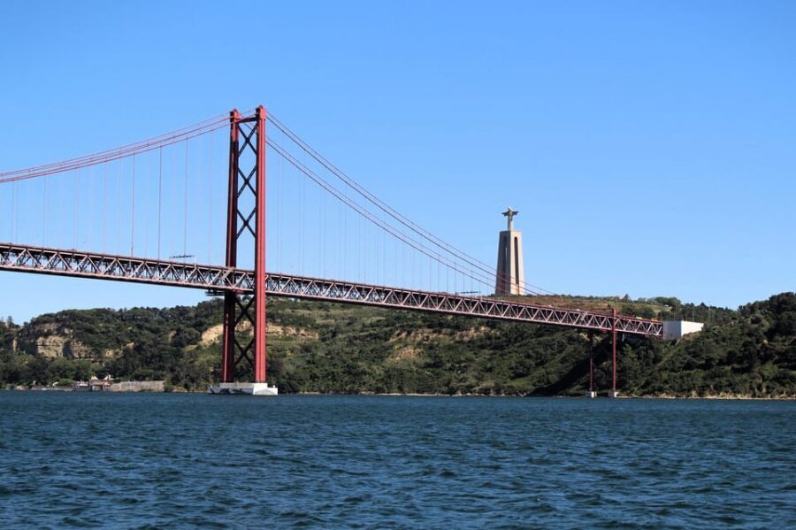 Lisbon: Boat Tour 2:30H w/ Welcome Drink and Snacks - The Age of Discoveries: Monumento aos Descobrimentos and Belém Tower