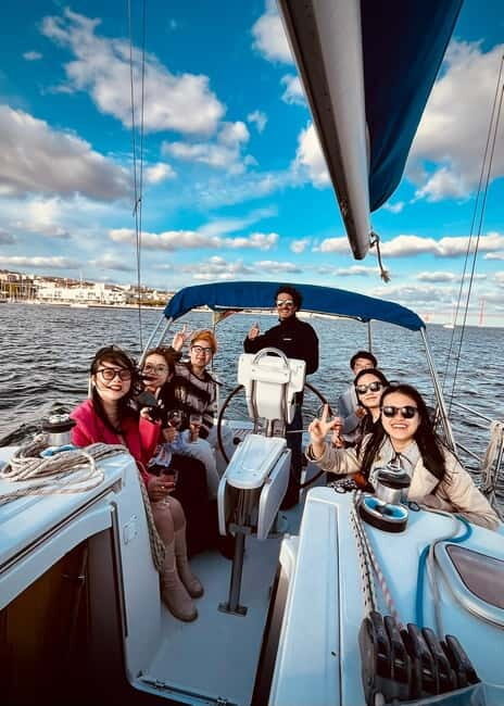 Lisbon: Boat Tour 2:30H w/ Welcome Drink and Snacks - Cruising time on the Tagus: calm waters and better photos