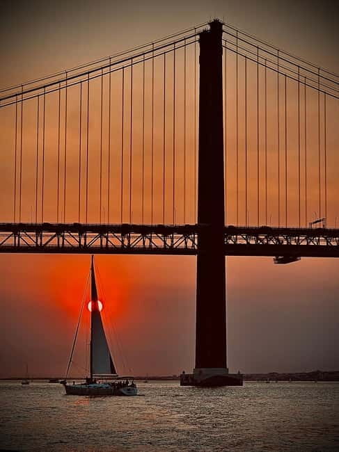 Lisbon: Boat Tour 2:30H w/ Welcome Drink and Snacks - Cristo Rei and Almada: the best sense of Lisbon’s scale