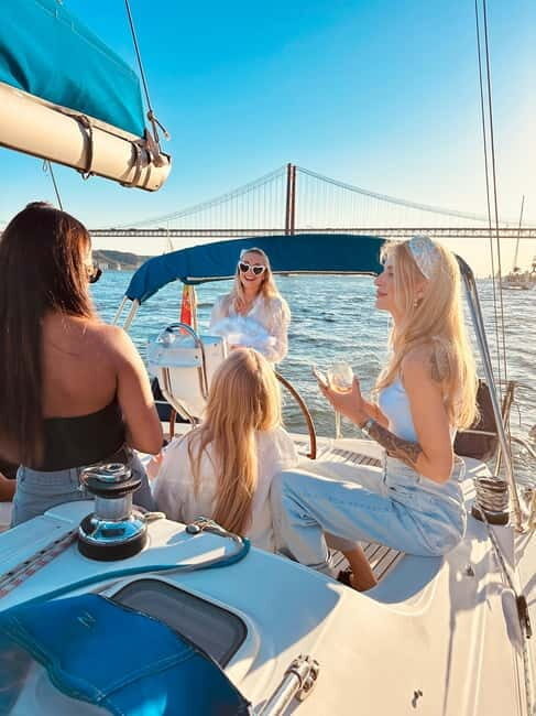 Lisbon: Boat Tour 2:30H w/ Welcome Drink and Snacks - The onboard experience: welcome drink, snacks, and music