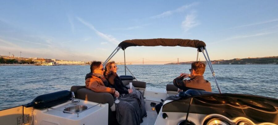 Lisbon: Boat Tour with Champagne - Big monuments, light effort