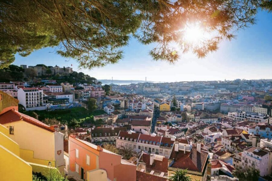 Lisbon: City Sightseeing Tour - Alfama and Praça do Comércio: from memory lanes to the riverfront stage