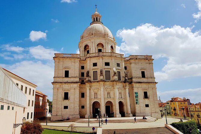 Lisbon City Tour 2 hours (Máx 4 pax) - Alfama walk and a pause at a beautiful square