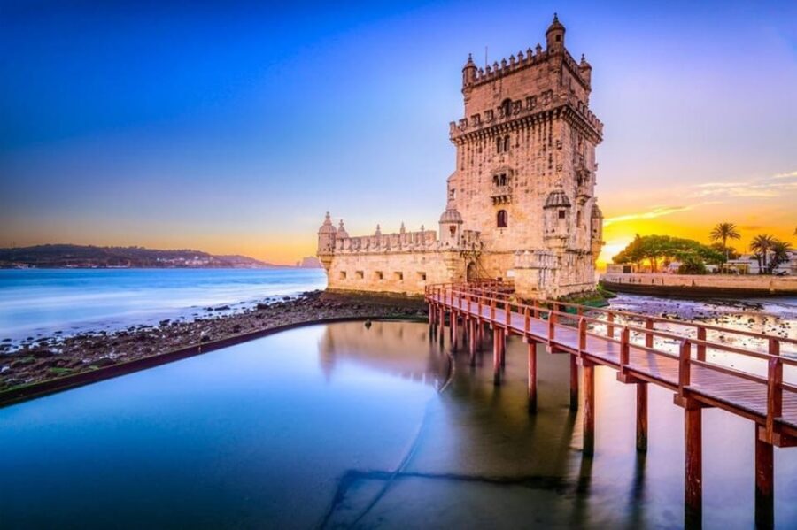 Lisbon City Tour: All Must-See Attractions with Expert Guide - The grand finish: Praça do Comércio by the river