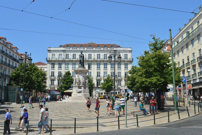 Lisbon city tour on history, culture and current topics - Miradouro Santa Luzia and the Praça do Comercio Finish at the River