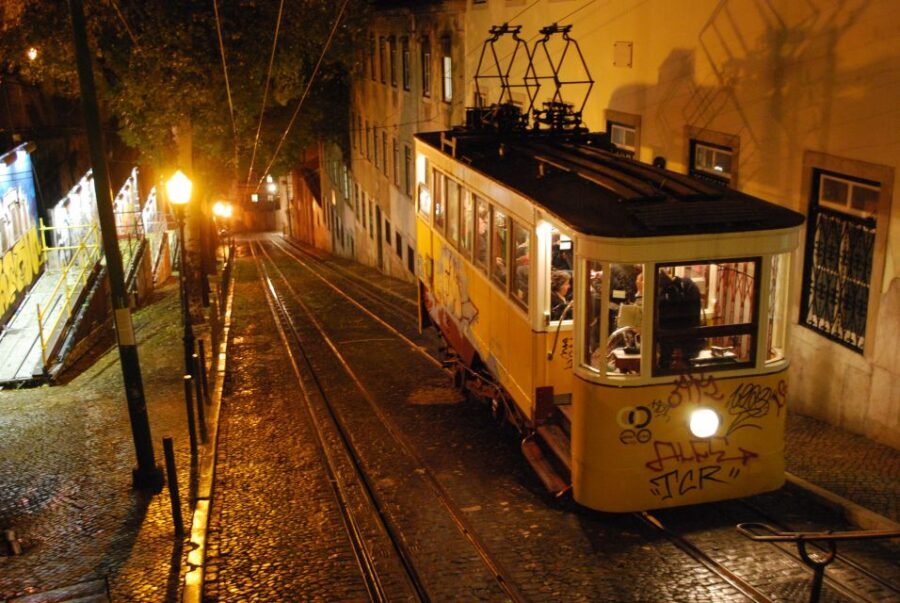 Lisbon: Evening City Tour with Dinner and Live Fado Show - Transportation and pacing: why the air-conditioned minivan helps