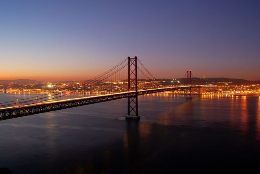 Lisbon: Evening City Tour with Dinner and Live Fado Show - The guide makes or breaks it: Diogo and Justino as examples of quality