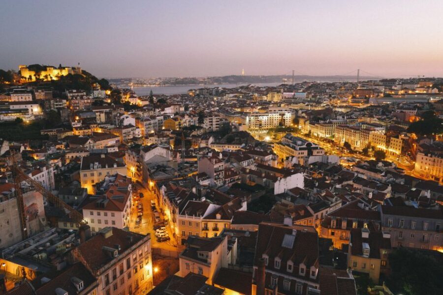 Lisbon: Fado Night Tour - Rua Augusta Arch and Commerce Square at night: what to notice