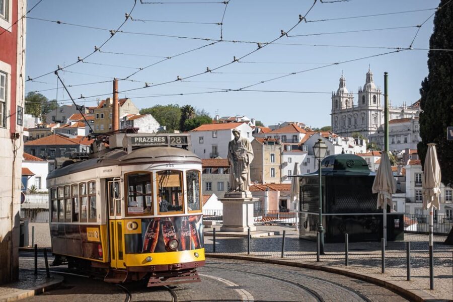 Lisbon: Flexible Walking Tour of Alfama - Portas do Sol and Santa Luzia: two viewpoints, one loop