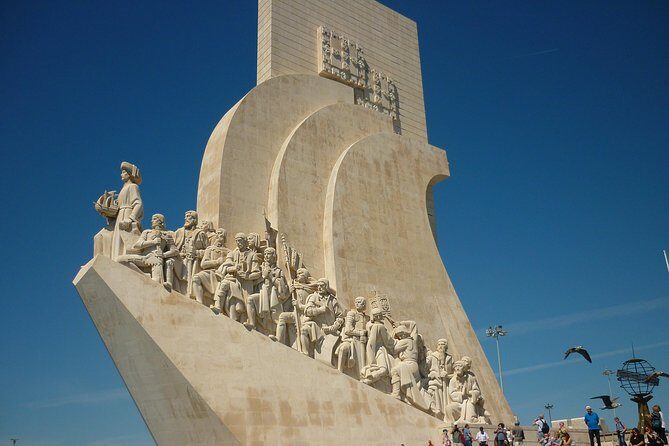 Lisbon Golden Age - Private Tour with Van and Local Guide - Alfama’s Narrow Streets and Praca do Comercio’s Big Transition