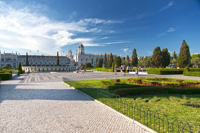 Lisbon Golden Age - Private Tour with Van and Local Guide - The Van + Driver-Guide Setup That Keeps the Day Smooth