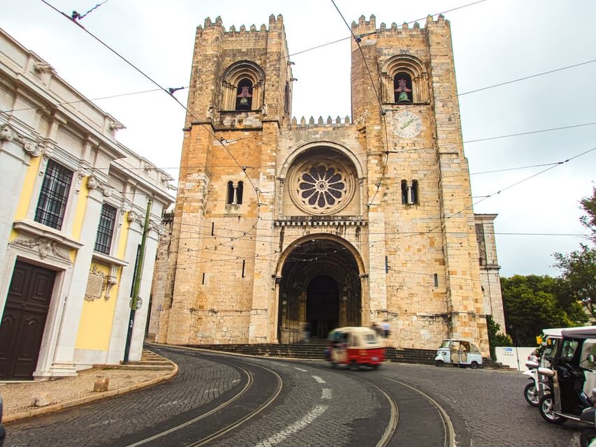 LISBON GRAND EXPERIENCE Tuktuk Tour in German - Estrela Basilica: a calmer pause before the big westward push