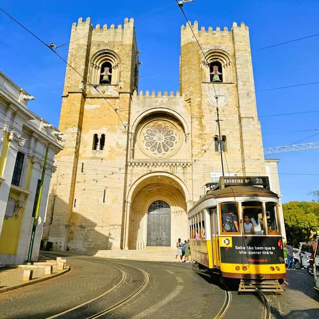 Lisbon: Guided Tuk-Tuk Tour Alfama and history - Where the tuk-tuk takes you: a stop-by-stop feel for the day