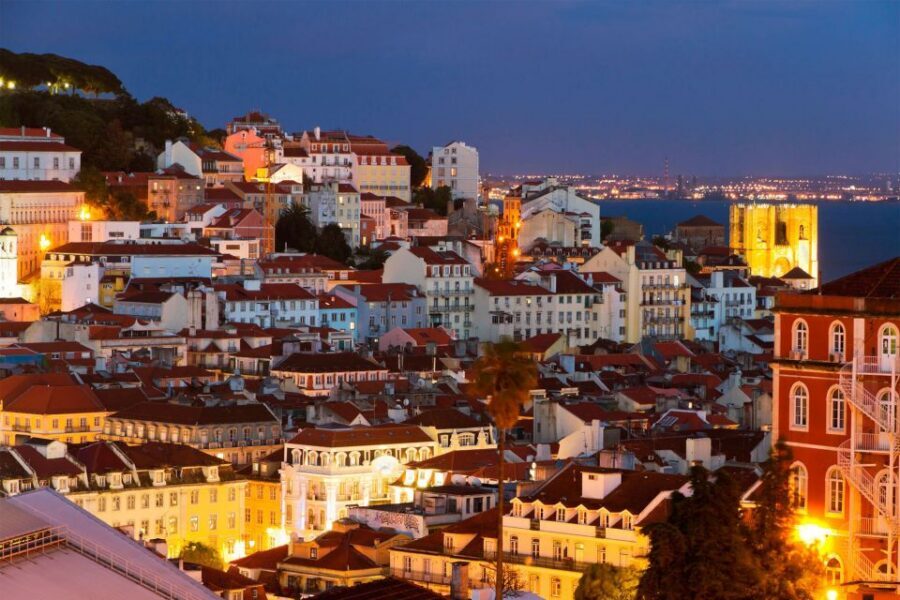 Lisbon: Half-Day Night Group Tour w/ Fado Dinner Show - Belém at night: Pastel de Belém and monument highlights