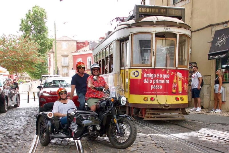 Lisbon : Historic Motorcycle Side-car Tour 1H - Alfama on cobblestones: narrow streets and old Lisbon vibes