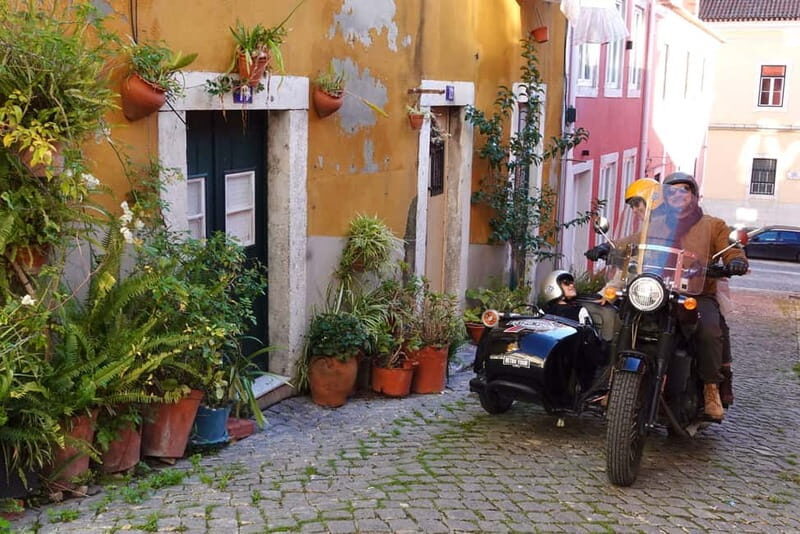 Lisbon : Historic Motorcycle Side-car Tour 1H - Rua Garrett 88: your pickup, your kit, and your guide