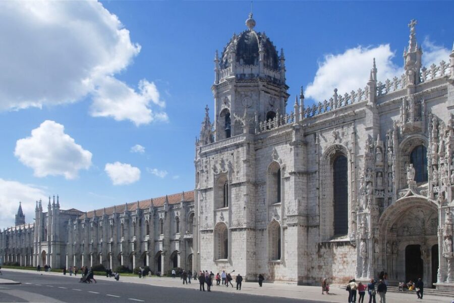 Lisbon in One Day: Full-Day Minivan Historic Tour - Lisbon Cathedral: the city’s oldest church stop you’ll remember