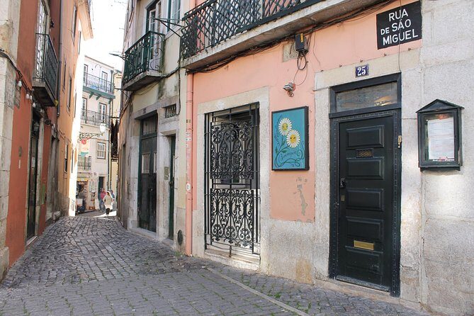 Lisbon in the eye of a Portuguese writer - Should you book this Lisbon writer-style walking tour?