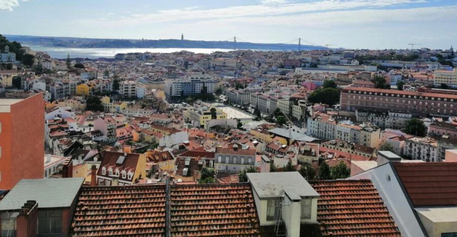 Lisbon: Layover Tour with Airport Pickup and Drop-Off - How the airport pickup works at Lisbon arrivals (and what to watch for)