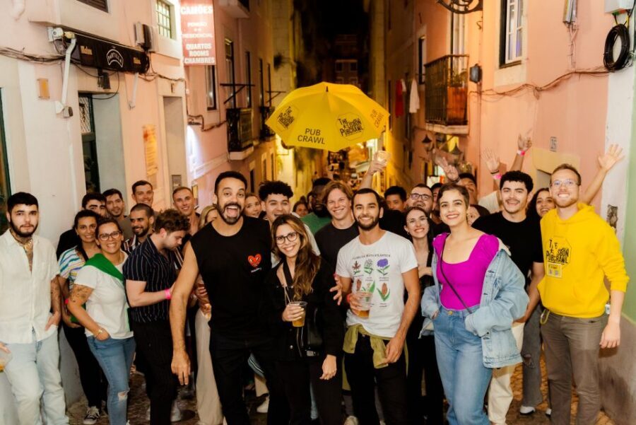 Lisbon Legendary Pubcrawl: 1h OpenBar, Shots, VIP Club Entry - Meeting at Praca Luís de Camões: the handoff that sets the tone