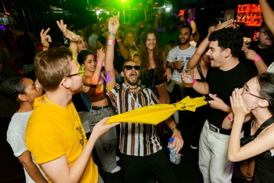 Lisbon Legendary Pubcrawl: 1h OpenBar, Shots, VIP Club Entry - Bairro Alto for 2 hours: where the 1-hour open bar hits