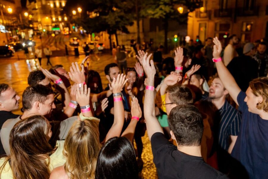 Lisbon Legendary Pubcrawl: 1h OpenBar, Shots, VIP Club Entry - Cais do Sodré for 1 hour: the bridge to VIP club entry