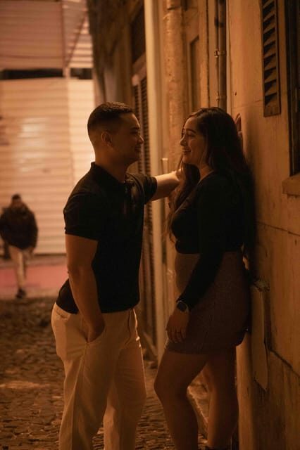 Lisbon lights: A Cinematic Photoshoot at night - Posing without stiffness: Renan’s relaxed coaching style