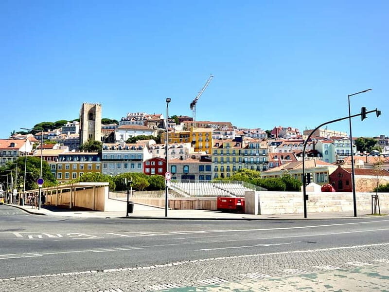 Lisbon: LISBON STORY TOUR BY TUK TUK - Key things you’ll notice right away