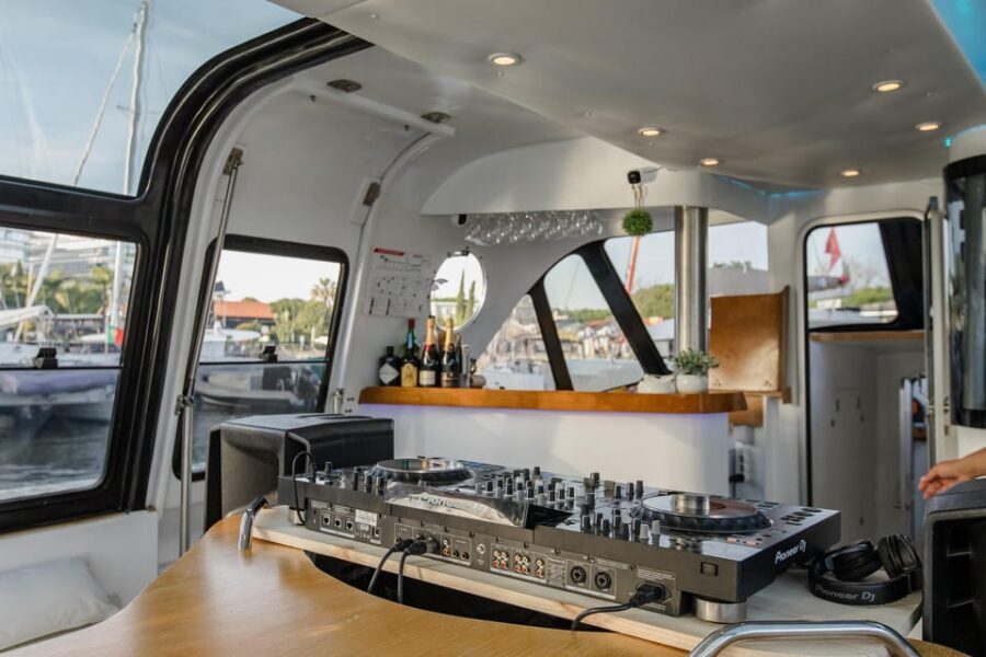 Lisbon: New Year's Cruise with DJ, Open Bar, Snacks and Wine - DJ music, open bar, and snacks: the flow of the party
