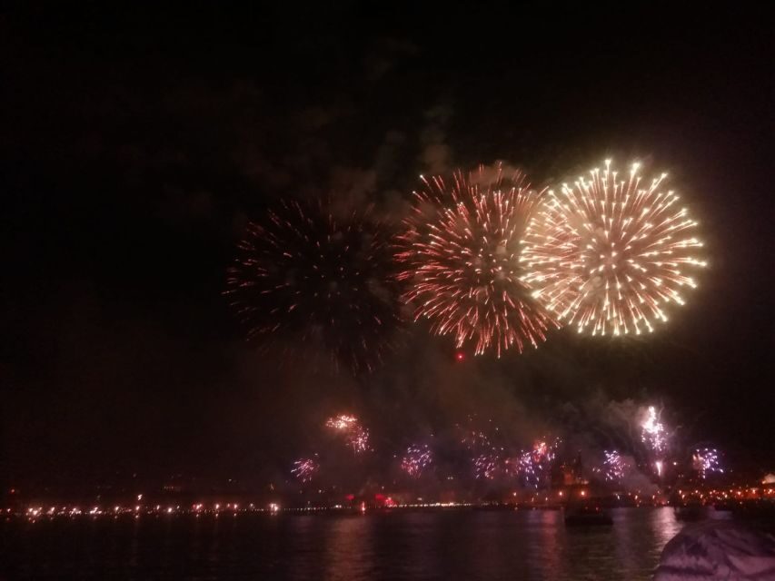 Lisbon: New Year's Eve Tagus River Cruise with Open Bar - Cruising past Lisbon’s illuminated waterfront: what you actually see