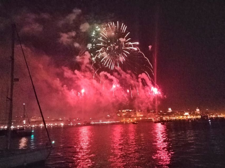 Lisbon: New Year's Eve Tagus River Cruise with Open Bar - Terreiro do Paço and the fireworks: where the night peaks