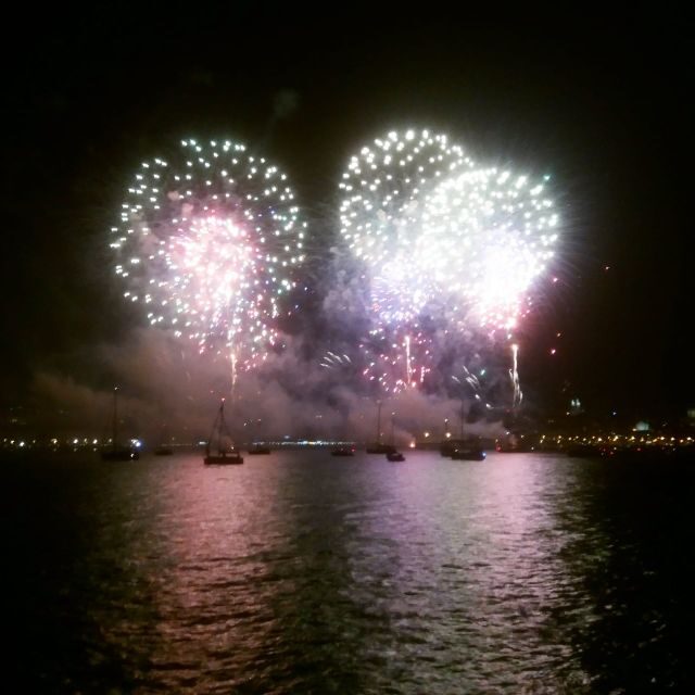 Lisbon: New Year's Eve Tagus River Cruise with Open Bar - Catamaran comfort: inside vs. outside during a cold night