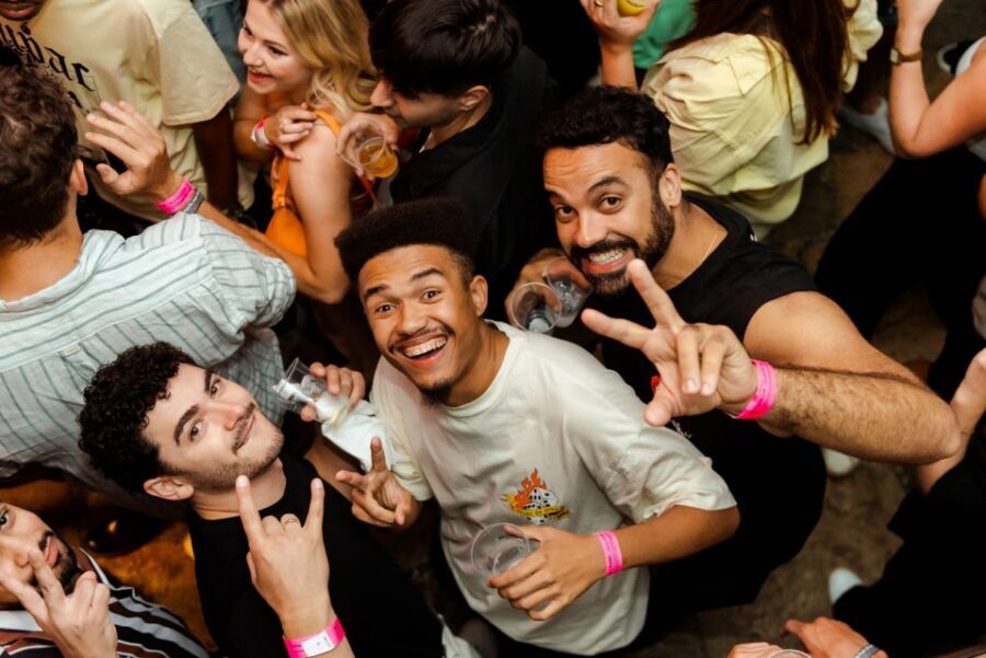Lisbon PinkStreet Pubcrawl: 1hOpen Bar, Shots,VIP Club Entry - Cais do Sodré for 2.5 Hours: Pacing Toward VIP Club Entry